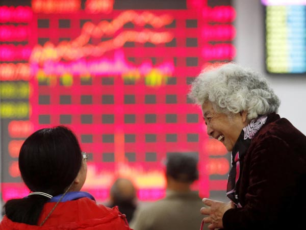 An investor views a computer screen showing stock information at a brokerage in Shanghai on Monday, when stocks in China surged to their highest close in five years, led by property and energy shares. [Photo/Xinhua]  