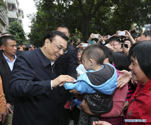 Chinese Premier Li Keqiang (L front) visits a community in Guangzhou, capital of south China's Guangdong Province, Jan. 5, 2015. Li made an inspection tour in Shenzhen and Guangzhou from Jan. 4 to 6.(Xinhua/Ding Lin) 