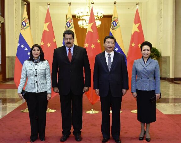 Chinese President Xi Jinping (2nd R) and his wife Peng Liyuan (1st R) pose for photo with Venezuelan President Nicolas Maduro Moros (2nd L) and his wife before their meeting in Beijing, capital of China, Jan. 7, 2015. (Xinhua/Zhang Duo)