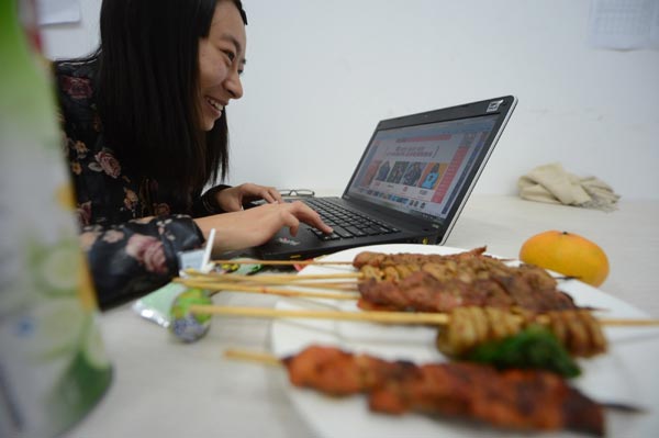 Online shopping. The Internet brought big changes to people's everyday life in 2014 in China with apps being developed for almost every need. [Photo/China Daily]  