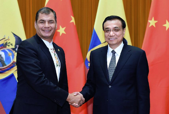 Chinese Premier Li Keqiang (R) meets with Ecuadorian President Rafael Correa Delgado, who is here to attend the First Ministerial Meeting of the Forum of China and the Community of Latin American and Caribbean States (CELAC), in Beijing, capital of China, Jan. 8, 2015. (Xinhua/Li Tao)