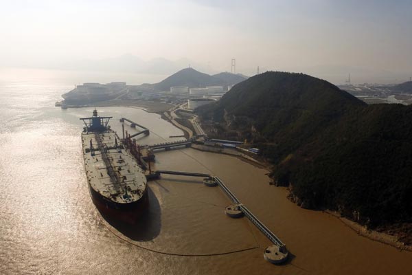 A port in Zhoushan, Zhejiang province, receives an over seas oil tanker on Thursday. China's crude imports are expected to reach 78 million metric tons in the first quarter of the year. [Photo/China Daily] 