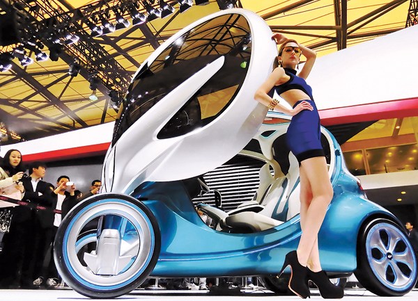 Scantily-clad models could become a thing of the past as the organizing committee of the Shanghai auto show says it is considering barring them. Jing Wei / For China Daily