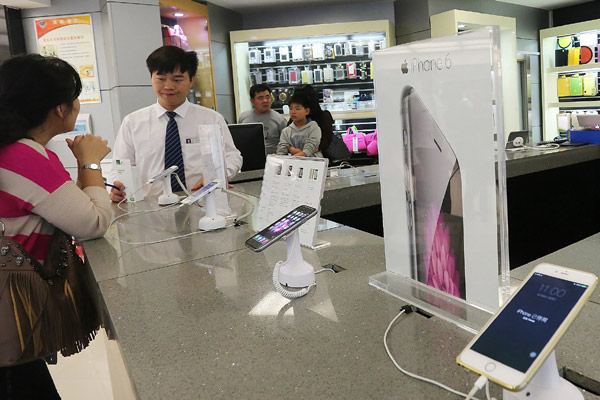 An Apple Inc store in Xuchang, Henan province. At the end of the third quarter of last year, Apple held 18.1 percent of smartphone market share in China. [Gen Guoqing/China Daily]