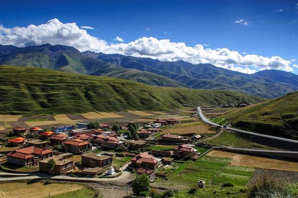 Tibet autonomous region in Southwest China saw a record 3.15 million air passengers in 2014.[Photo/Xinhua]