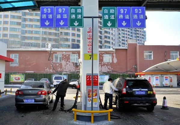Drivers fuel their vehicles at a gas station in Changchun, capital of northeast China's Jilin Province, Jan. 12, 2015. (Xinhua/Xu Chang) 