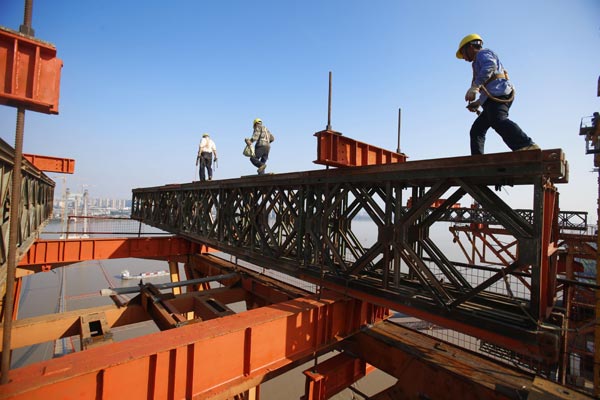 In the past years, local governments have borrowed heavily to finance infrastructure projects. If defaults on debt repayments occur, some experts say it could cause a confidence crisis. [Photo by Chen Zhuo / for China Daily]