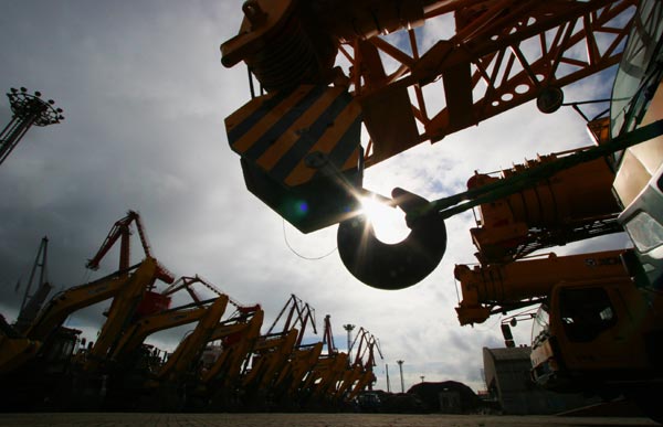 Export-bound engineering machinery at Lianyungang port, Jiangsu province. China's economy is expected to benefit from growing external demand and lower oil prices. [Photo/China Daily]