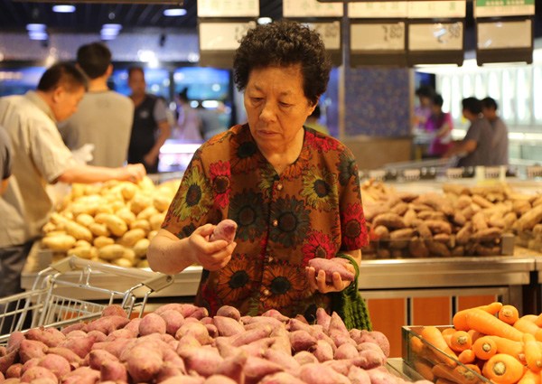 Consumers shop in a supermarket in Xuchang city, Central China's Henan province, June 8, 2014. [Asianewsphoto by Geng Guoqing]