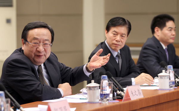 Zhu Zhixin (left), vice-minister of the National Development and Reform Commission, and Zhong Shan (center), vice-minister of commerce, attend the first weekly policy briefing of the State Council in Beijing on Friday. [Photo by Zou Hong/China Daily]