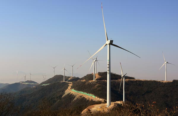 A wind farm in Zhoushan, Zhejiang province. China's investment in clean energy in 2014 hit a record $89.5 billion, accounting for 29 percent of the world's total. [Photo/China Daily]