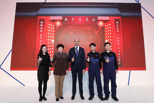 Marc-Oliver Nandy (center), executive vice president for after-sales at Beijing Mercedes-Benz Sales Service Co Ltd, joins with Palace Museum master restorer Shang Li (second from left), IWC Schaffhausen lecturer Gu Ren (far left), and Mercedes-Benz TechMasters Chen Hangxiao (second from right) and Wang Zhongwei (far right), to launch two new Mercedes-Benz after-sales initiatives for 2015. [Photo/China Daily]