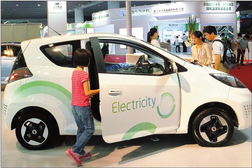 A child examines a car at an automobile show in Guangzhou, capital of Guangdong province in November,2013.[Photo/China Daily]  