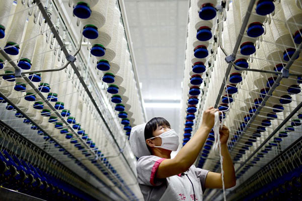 A worker at a textile company in Shandong, Oct 21, 2014. [Photo/Xinhua]