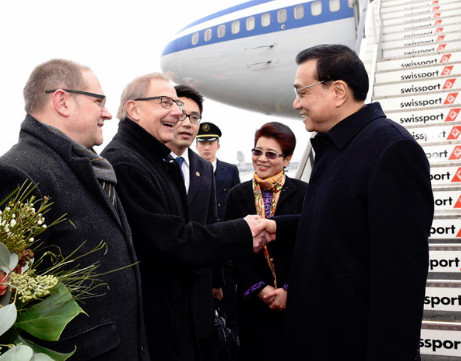 Premier Li Keqiang arrives in Zurich, Switzerland, on Tuesday to attend the World Economic Forum annual meeting in Davos. RAO AIMIN / XINHUA