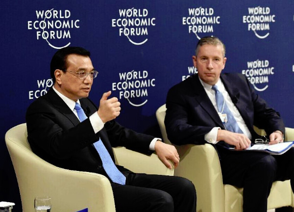 Chinese Premier Li Keqiang (L) meets representatives of the International Business Council of the World Economic Forum (WEF) in Davos, Switzerland, on Jan. 21, 2015.(Xinhua/Rao Aimin)  
