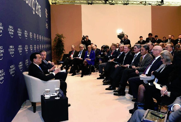 Chinese Premier Li Keqiang (L front) meets representatives of the International Business Council of the World Economic Forum (WEF) in Davos, Switzerland, on Jan. 21, 2015.(Xinhua/Rao Aimin) 