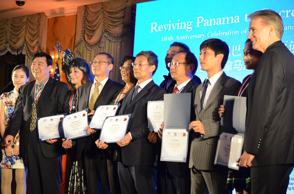 Representatives of participated Chinese traditional enterprises receive 100 Anniversary of Panama Pacific International Exposition Certificate at the banquet hosted at the Fairmont Hotel in San Francisco on Jan 24. Provided for China Daily.