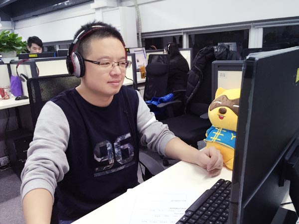 Zheng Renqiang, an online English teacher, works at his office in Guangzhou. Zhang says he can make 10 million yuan ($1.61 million) every year. [Photo/China Daily]  