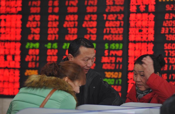 Investors at a brokerage in Fuyang, Anhui province. Brokerages began taking applications to open equity options trading accounts on Monday. [Photo/China Daily]
