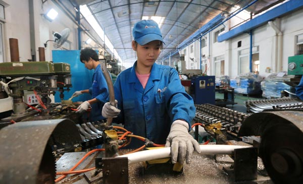 A worker at a production line of Nannan Aluminum Co Ltd in Nanning, capital of Guangxi Zhuang autonomous region. The Shanghai aluminum price has fallen to the point that at least half of the country's total operating capacity is running at a loss, according to some estimates. [Photo/China Daily]