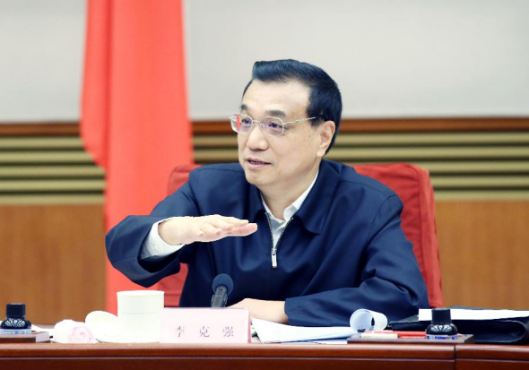 Chinese Premier Li Keqiang presides over a symposium with scholars, specialists and entrepreneurs to solicit their opinions on the draft of a government work report to be delivered at the annual session of the National People's Congress (NPC), China's top legislature, in Beijing, capital of China, Jan. 26, 2015. (Xinhua/Yao Dawei)