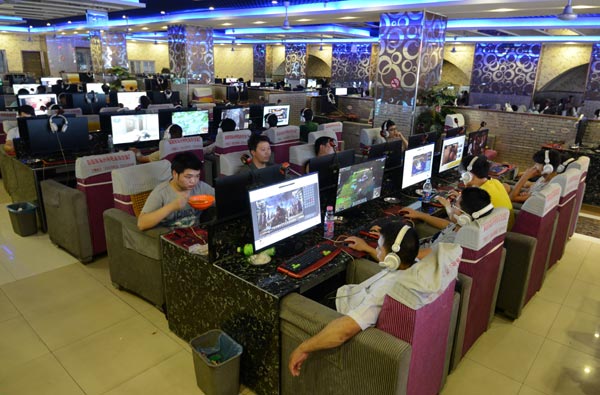 Customers playing online games at an Internet cafe in Fuyang, Anhui province. China has the largest Web population in the world with about 650 million users. [Photo/China Daily]