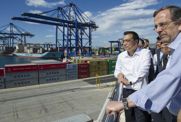 Chinese Premier Li Keqiang (L, front) and his Greek counterpart Antonis Samaras (R, front) inspect the Piraeus Container Terminal (PCT) near Athens, capital of Greece, June 20, 2014.[Photo/Xinhua]
