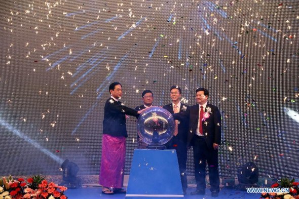 Myanmar Vice President U Nyan Tun (2nd, L), Myanmar Energy Minister U Zay Ya Aung(L), General Manager of the China National Petroleum Corporation (CNPC) Liao Yongyuan (R) and Chinese Ambassador to Myanmar Yang Houlan (2nd, R) attend the soft opening ceremony of commissioning of Ma-De crude oil unloading terminal and pre-commissioning of South-East Asia crude oil pipeline in Yangon, Myanmar, Jan. 28, 2015.(Xinhua/U Aung) 