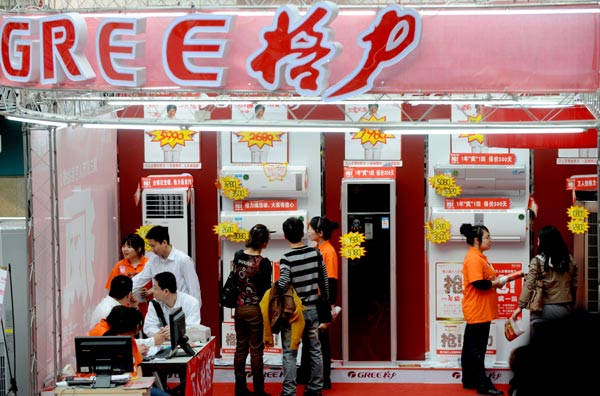 Consumers attracted by Gree's promotion campaign at an outlet in Shenyang, Liaoning province. As China's leading air conditioner maker, Gree has tens of thousands of stores across China and its products are widely used in homes and office buildings in more than 100 countries and regions. [Photo/China Daily]