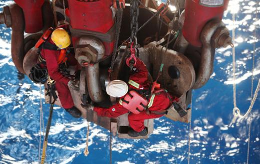 Workers on an oil-drilling platform in the South China Sea. CNOOC has fixed the net production target for this year at about 475 to 495 million barrels of oil equivalent. [Photo/Xinhua]  