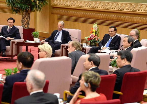Chinese Premier Li Keqiang (3rd L) attends a seminar with foreign experts working in China, in Beijing, Feb. 10, 2015, before the Spring Festival which falls on Feb. 19. (Xinhua/Rao Aimin)