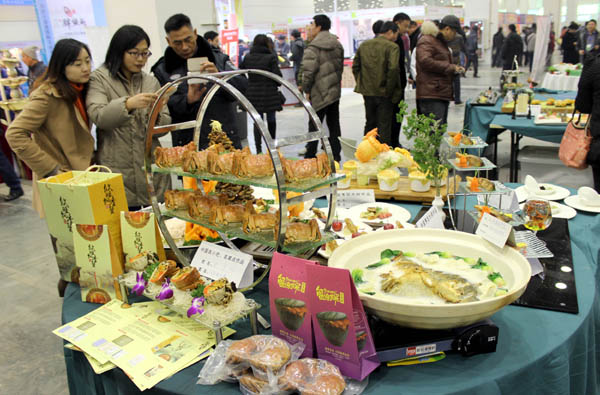 Customers check out food products at an international food expo in Suzhou, Jiangsu province. The China Cuisine Association said that consumption using nonpublic funds accounted for 90 percent of the total catering spending last year. [Photo provided to China Daily]