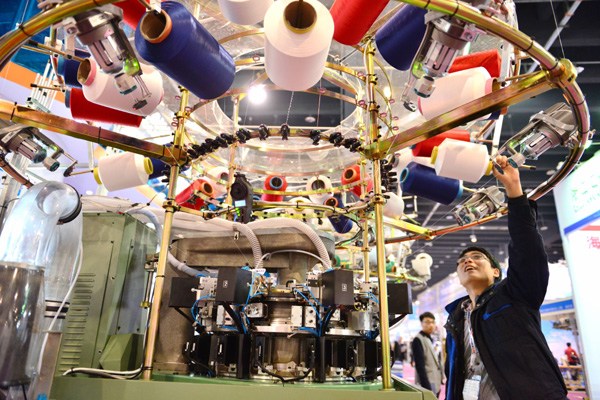 Weaving machines developed by a company in Shaoxing, Zhejiang province, on display at an international machinery manufacturing expo in Yiwu. China's machinery sector reported a record trade surplus last year. [Photo provided to China Daily]