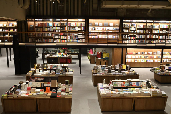 Book and art lovers now have one more choice in China - the Fang Suo Commune. The company opened a 4,000-square-meter cross-industry bookstore in Chengdu on Jan 29. [Photo provided to China Daily]