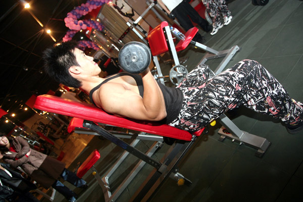 A man exercises at a gym in Beijing. China's ongoing battle with pollution has also encouraged more people to stay indoors to exercise, with many gyms installing air purifiers to lure consumers. [Photo provided to China Daily]