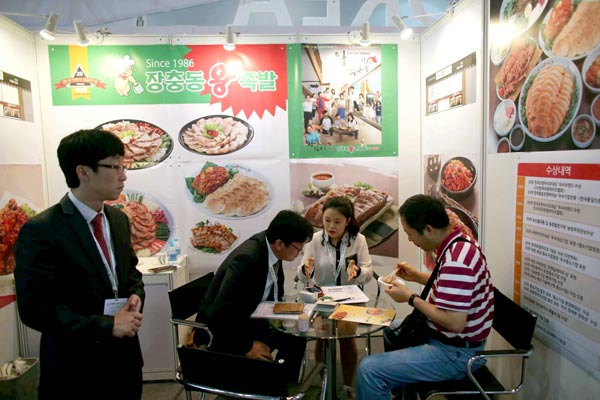 A South Korean firm's stand at the China Franchise Expo in Beijing. South Korea plans to raise bilateral trade with China to $300 billion this year. [Photo/China Daily]