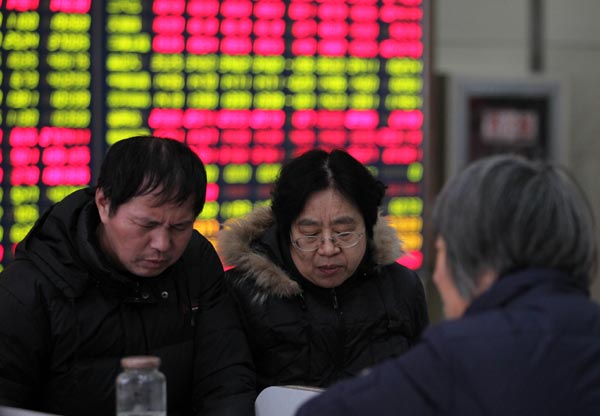 Investors at a brokerage in Nantong, Jiangsu province, on Wednesday. Chinese stocks ended lower in the first day of trading after the week-long Lunar New Year holiday. [Photo/China Daily]
