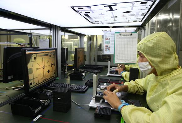 A producer of displays in Dongguan, Guangdong province. The city has set up a cluster registration company to serve small local firms. (Photo: China Daily/Chen Fan)