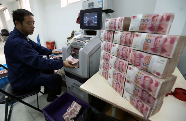 A bank employee prepares bank notes at an Industrial and Commercial Bank of China Ltd cash center in Wuxi, Jiangsu province. [Photo provided to China Daily]