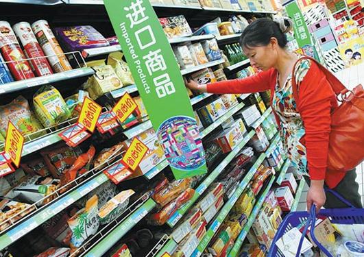 A customer selects imported biscuits, cookies and crackers at a supermarket in Yichang, Hubei province. As Chinese consumers now look for more choices in terms of health and convenience, food imports to China have grown rapidly in recent years.(Photo/Provided to China Daily)