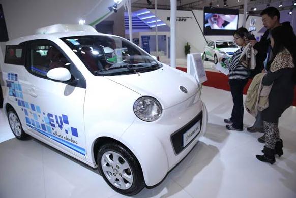 Visitors look at a Dongfeng electric car. Industry insiders warn against Chinese new energy carmakers falling into the same trap of allowing foreign automakers to dominate the Chinese market. (Photo: China Daily/Chen Ming)