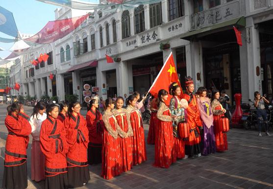 Themed tours around Hainan province offer visitors a chance to experience ancient fishing villages and historical ports.The China National Tourism Administration has deemed 2015 as the Year of Silk Road Tourism, and provinces along the ancient business route are promoting themed tours.(Photo: China Daily/by Huang Yiming)