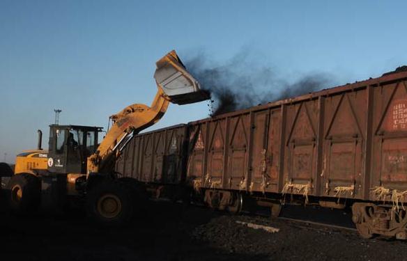 Coal is loaded for railway transportation in Tongliao, Inner Mongolia autonomous region. (Photo/Xinhua)