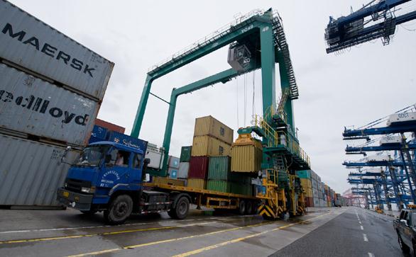 Containers being loaded at the Nansha Port in Guangzhou, Guangdong province. (Photo/Xinhua)