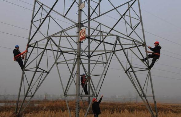 Workers check power grid device in Dingyuan county, Chuzhou city, East China's Anhui province, Feb 17, 2015. (Photo: Song Weixing/for China Daily)