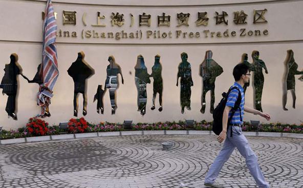 The name plate of the China (Shanghai) Pilot Free Trade Zone on a gate of the Waigaoqiao free trade zone in Shanghai. (Photo: Zhao Yun/for China Daily)