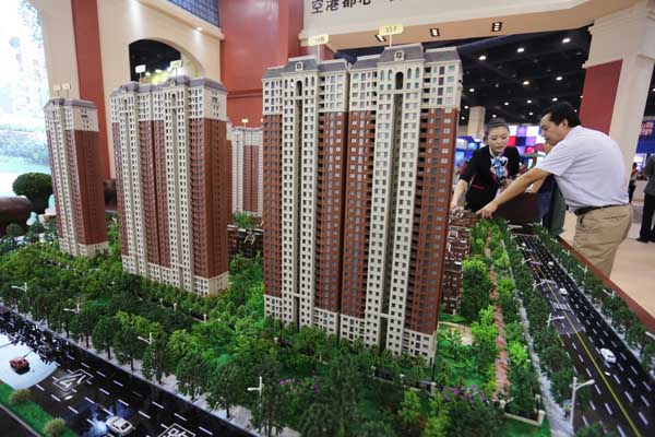 Potential homebuyers visit a housing expo in Zhengzhou, Henan province. China will stabilize property market with tailored, market-based policies to guide 'stable and healthy development', Premier Li's Government Work Report said on March 5, 2015. (Photo/China Daily)