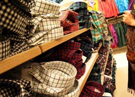 Shirts of different colors on shelves at a Uniqlo store in Beijing. The Japanese fast fashion brand is aggressively expanding its market share in China.(Photo/provided to China Daily)