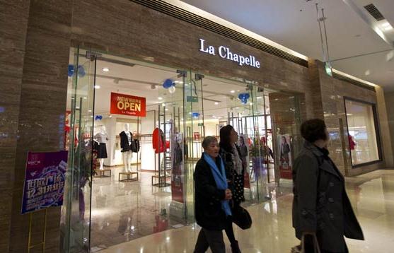Shoppers at a La Chapelle store in Fuzhou, Fujian province. Chinese high-end women's apparel designer brands, such as Koradior, La Chapelle and Exception de Mixmind, are among the best performers in the domestic fashion market. (Photo/provided to China Daily)